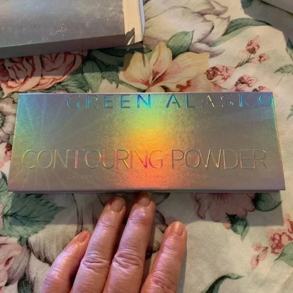 Contour Pallet of 3 Different Shades - Picture 3 of 6